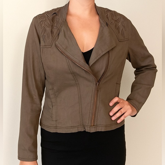 CUTE ARMY GREEN JACKET WITH CUTOUTS NWT SIZE M - Picture 1 of 9